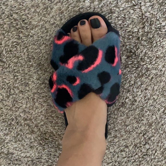 Fluffy slippers - Picture 2 of 3